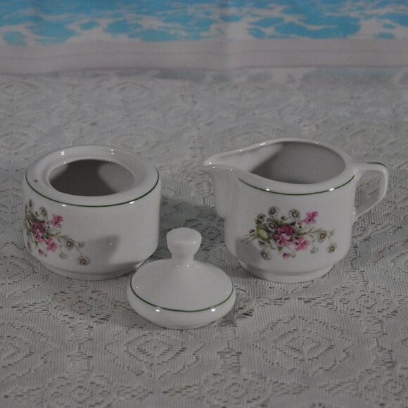 Teapot / Coffee Pot Cream & Sugar and 5 Cups and Saucers made in Yugoslavia - Picture 4 of 7